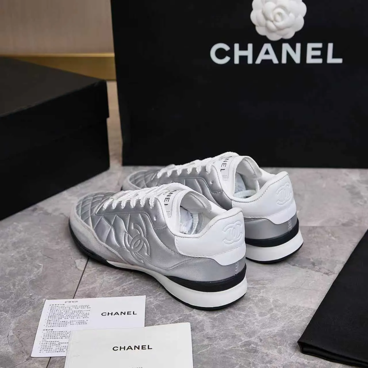 p560 Chanel Chanel - 2025 counter top casual sports shoes This classic design; the upper is electro-embroidered with a variety of craftsmanship; the outsole is fashionable and sporty; the extraordinary inclusion of a variety of color matching elements... The diversified mix and match is very beautiful and versatile, casual, fashionable, sports and outdoor can be taken into account... ꫛꫀꪝ Go➫ Materials: ❶Upper made of: Original imported mixed-breed sheep + craftsmanship ❷Inner uses: Original imported breathable sheepskin ❸ Outsole based on: Original TPU outsole Counter boutique packaging complete set Female 35–41 Male 39-45